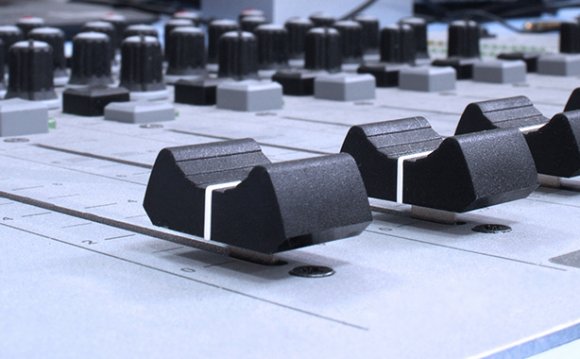 Listen to Ham Radio online Live